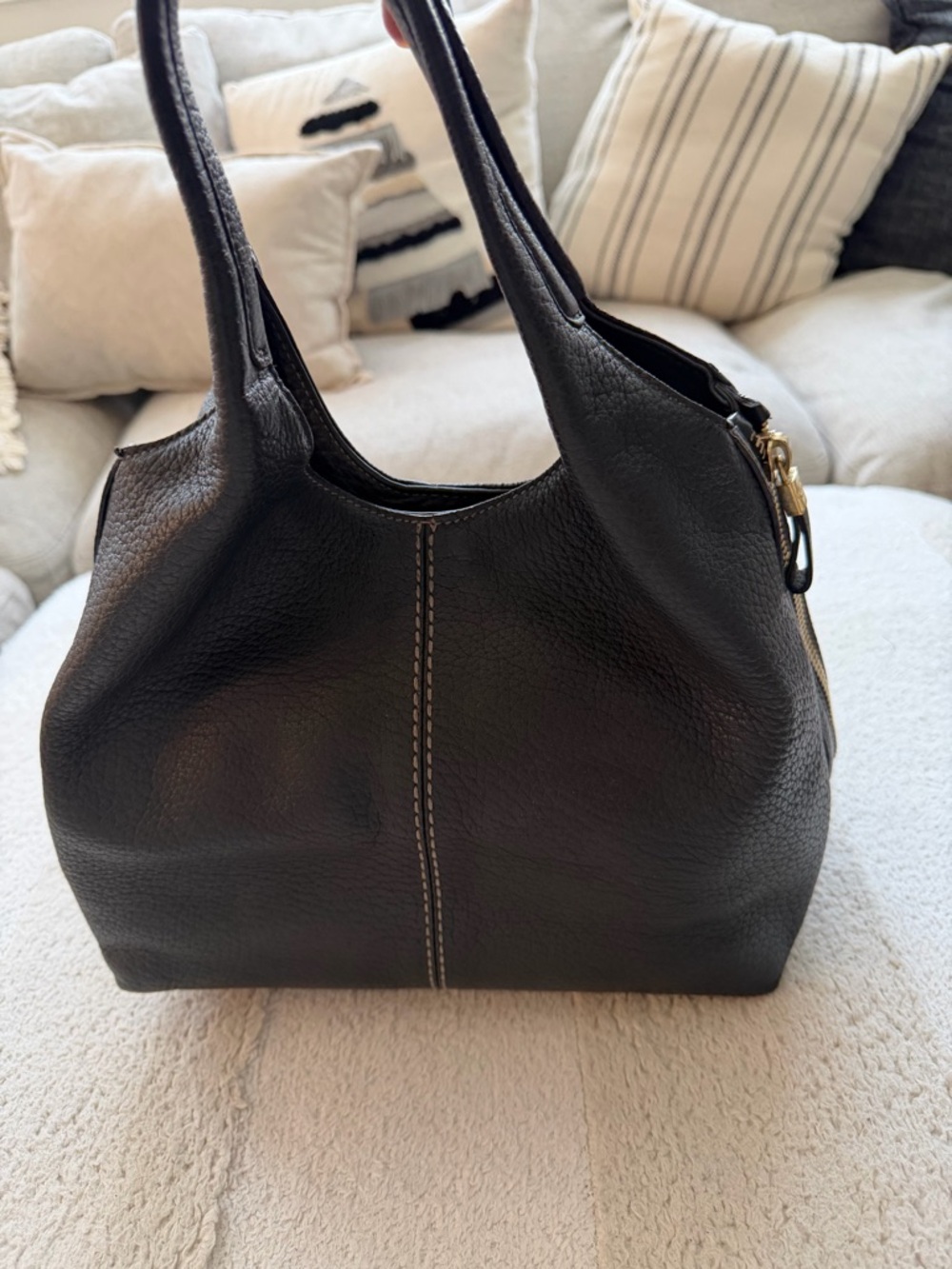 Tod's Black Leather Shoulder Bag with Gold Hardware - Picture 3 of 13